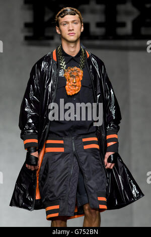 Un modèle sur la passerelle pendant le spectacle KTZ au British Fashion Council 2014 London Collections: Men Fashion show au Old Sorting Office dans le centre de Londres. Banque D'Images