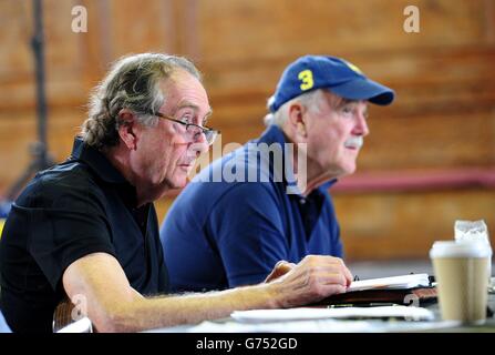 Eric Idle et John Cleese sont vus le premier jour des répétitions à Londres, pour leur nouveau spectacle Monty Python Live (principalement) qui est sur l'O2 Arena à Londres les 1-5, 15, 16, 18-20 juillet. Banque D'Images