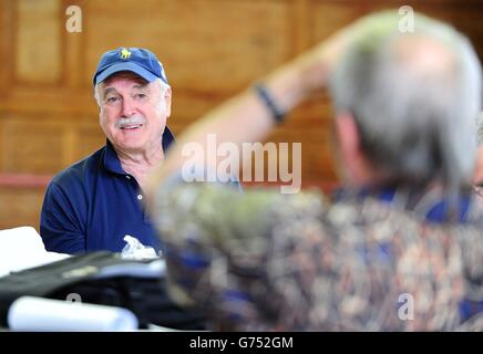 John Cleese et Terry Gilliam sont vus le premier jour des répétitions à Londres, pour leur nouveau spectacle Monty Python Live (principalement) qui est sur l'O2 Arena à Londres les 1er et 5 juillet 15, 16 et 18-20. Banque D'Images