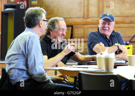 Michael Palin, Eric Idle et John Cleese sont vus le premier jour des répétitions à Londres, pour leur nouveau spectacle Monty Python Live (principalement) qui est sur l'O2 Arena à Londres les 1-5, 15, 16, 18-20 juillet. Banque D'Images
