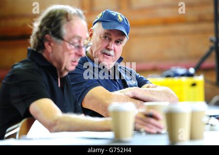 Eric Idle et John Cleese sont vus le premier jour des répétitions à Londres, pour leur nouveau spectacle Monty Python Live (principalement) qui est sur l'O2 Arena à Londres les 1-5, 15, 16, 18-20 juillet. Banque D'Images