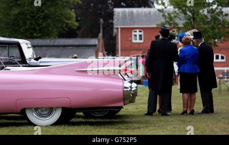 Les Racegoers arrivent dans le parking pendant le deuxième jour de la réunion Royal Ascot de 2014 à l'hippodrome d'Ascot, Berkshire. Banque D'Images