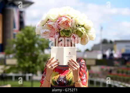 Racegoer Natalia Kapchuk avec des ongles peints en soutien de la campagne de la coupe du monde de la FIFA au Brésil pendant le deuxième jour de la réunion de Royal Ascot 2014 à l'hippodrome d'Ascot, Berkshire. Banque D'Images