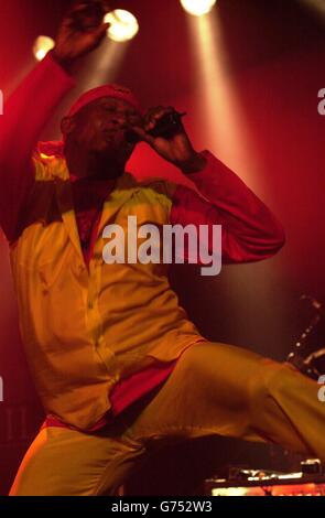 Le chanteur Jimmy Cliff se produit sur scène au 40ème Cambridge Folk Festival. Banque D'Images