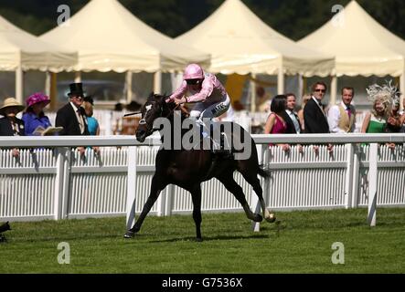 La fugue est criée par le jockey William Buick sur la voie de la victoire des enjeux du Prince de Galles lors du deuxième jour de la réunion royale d'Ascot de 2014 à l'hippodrome d'Ascot, dans le Berkshire. Banque D'Images