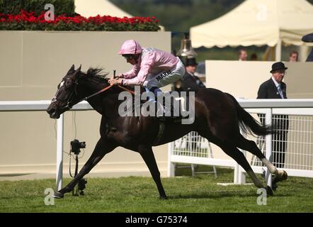 La fugue est criée par le jockey William Buick sur la voie de la victoire des enjeux du Prince de Galles lors du deuxième jour de la réunion royale d'Ascot de 2014 à l'hippodrome d'Ascot, dans le Berkshire. Banque D'Images