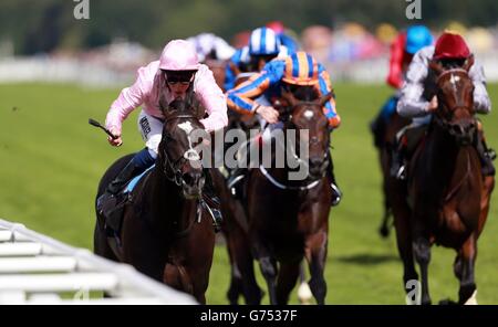 La fugue, criblée par William Buick sur le chemin de la victoire dans les enjeux du Prince de Galles et de l'aigue, lors du deuxième jour de la réunion royale d'Ascot de 2014 à l'hippodrome d'Ascot, Berkshire. Banque D'Images