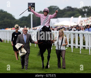 La Fugue et William Buick célèbrent leur victoire dans les enjeux Prince of Wales&Aaigu lors de la deuxième journée de la réunion Royal Ascot 2014 à l'hippodrome d'Ascot, dans le Berkshire. Banque D'Images