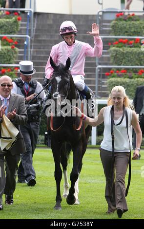 Le Jockey William Buick célèbre dans l'enceinte des gagnants de la Fugue après avoir remporté les enjeux du Prince de Galles lors de la deuxième journée de la réunion royale d'Ascot de 2014 à l'hippodrome d'Ascot, dans le Berkshire. Banque D'Images