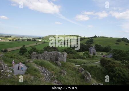 La vue du Rocher de Dunamase, comté de Laois, pendant une période de temps chaud. Banque D'Images