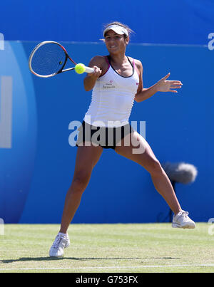 Tennis - AEGON International 2014 - troisième jour - Parc du Devonshire.Heather Watson retourne à Flavia Pennetta pendant l'AEGON International à Devonshire Park, Eastbourne. Banque D'Images