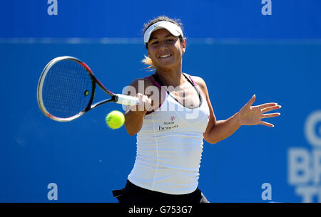 Heather Watson retourne à Flavia Pennetta pendant l'AEGON International à Devonshire Park, Eastbourne. Banque D'Images