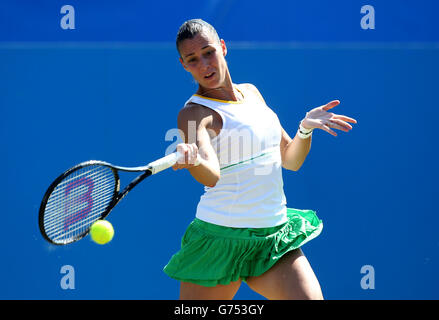 Tennis - AEGON International 2014 - troisième jour - Parc du Devonshire.Flavia Pennetta retourne à Heather Watson pendant l'AEGON International au parc Devonshire, Eastbourne. Banque D'Images