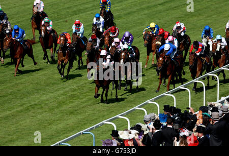 Courses hippiques - Réunion Royal Ascot 2014 - deuxième jour - Hippodrome d'Ascot.Champ de rêve monté par Adam Kirby sur leur chemin vers la victoire dans la coupe Royale de chasse Banque D'Images