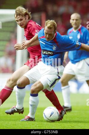 Fernando Ricksen (avant) des Rangers en action avec Markus Heikkinen d'Aberdeen lors de leur match de la Premier League de la Banque d'Écosse à Pittodrie, à Aberdeen. Banque D'Images