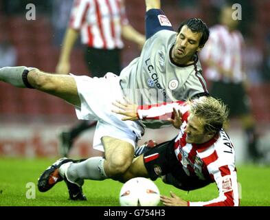 Liam Lawrence de Sunderland (à droite) lutte avec Mark Tonkin de Crewe Alexandra lors de leur match de championnat Coca-Cola au Stade de Light, Sunderland.. Banque D'Images