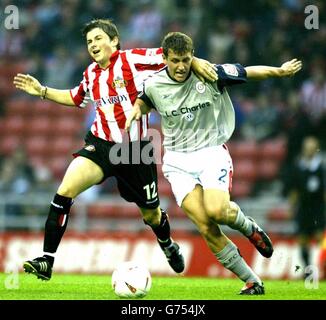 John Oster de Sunderland combat avec Billy Jones de Crewe au stade de la lumière lors de leur match de championnat Coca-Cola au stade de la lumière, Sunderland. PAS D'UTILISATION DU SITE WEB DU CLUB OFFICIEUX. Banque D'Images