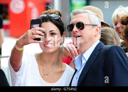 X Factor Auditions 2014 - Londres.Le juge Louis Walsh arrive aux auditions de X Factor, au stade Emirates de Londres. Banque D'Images