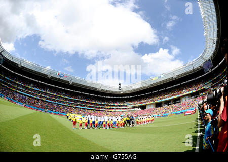 Football - coupe du monde de la FIFA 2014 - Groupe D - Italie / Costa Rica - Arena Pernambuco. Les joueurs des deux équipes s'alignent avant le lancement Banque D'Images