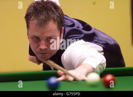 John Higgins en action contre Dave Harold lors de l'Open britannique Stan James, à la Telewest Arena, à Newcastle. Banque D'Images