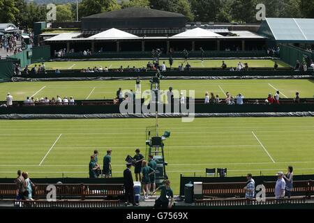 Tennis - Championnats de Wimbledon 2014 - première journée - le club de tennis et de croquet de pelouse de toute l'Angleterre.Le personnel de terrain prépare les filets pendant le premier jour des championnats de Wimbledon au All England Lawn tennis and Croquet Club, Wimbledon. Banque D'Images