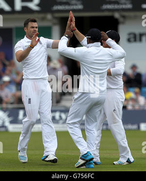 Cricket - série de tests Investec - deuxième test - quatrième jour - Angleterre / Sri Lanka - Headingley.James Anderson (à gauche), en Angleterre, célèbre la prise de la porte de Mahèle Jayawardene, au Sri Lanka Banque D'Images