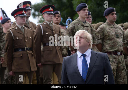 Le maire de Londres Boris Johnson assiste à une cérémonie de levée de drapeau devant l'hôtel de ville, en prévision de la Journée des Forces armées nationales, samedi. Banque D'Images