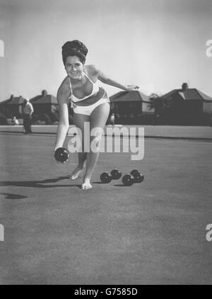 Vivienne Kendrick, 21 ans, de Lytham St Annes, dans le Lancashire, est non seulement une gagnante du concours de beauté de baignade, mais aussi un joueur de bowling vert accompli ayant gagné son handicap de président de club de bowling local. Ici, elle s'exerce pour les futurs handicaps de bowling. Banque D'Images