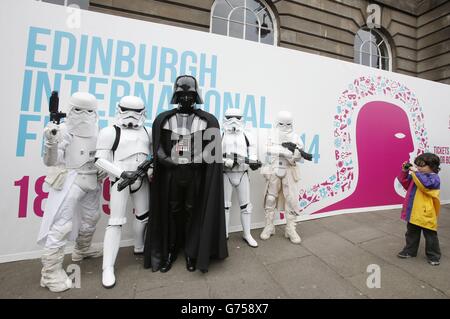 Un jeune garçon (nom inconnu), Darth Vader, personnage de Star Wars, avec des Stormtroopers et des Snowtroopers au château d'Édimbourg, avant la projection de l'épisode V de Star Wars, l'Empire Strikes Back (1980) au Festival international du film d'Édimbourg. Banque D'Images