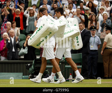 Tennis - Championnats de Wimbledon 2014 - troisième jour - le club de tennis et de croquet de pelouse de toute l'Angleterre.Le Novak Djokovic de Serbie (à droite) et le Radek Stepanek de République tchèque se sont rassemblés après leur match Banque D'Images