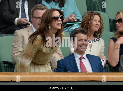 Tennis - Championnats de Wimbledon 2014 - quatrième jour - le club de tennis et de croquet de pelouse de toute l'Angleterre.Le prince héritier du Danemark Frederik et la princesse Mary Banque D'Images