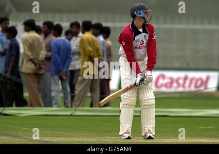 Le capitaine d'Angleterre Nasser Hussain se trouve sur le terrain qui sera utilisé lors du 3e Test au stade Chinaswamy, à Bangalore. Le troisième match test contre l’Inde. Banque D'Images