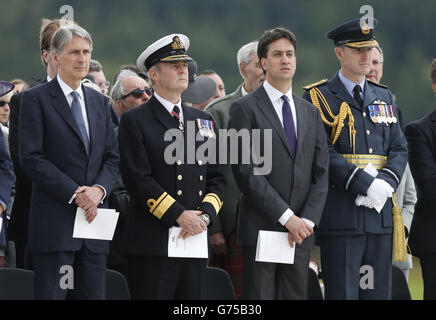 Le secrétaire à la Défense, Philip Hammond (à gauche), et le chef du travail, Ed Miliband (3e à gauche) assistent à la sixième journée annuelle des forces armées à Stirling. Banque D'Images