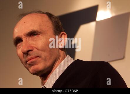 Le propriétaire de l'équipe Frank Williams lors d'une conférence de presse lors du lancement de la BMW Williams FW24 Formula One à Silverstone. Banque D'Images