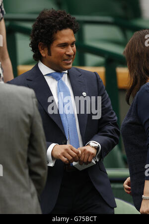 Tennis - Championnats de Wimbledon 2014 - 6e jour - le club de tennis et de croquet de pelouse de toute l'Angleterre.Sachin Tendulkar arrive à la Royal Box sur le Centre court Banque D'Images