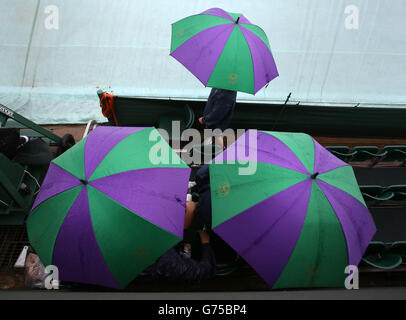 Les garçons et les filles attendent la pluie sur le court 19 le sixième jour des championnats de Wimbledon au All England Lawn tennis and Croquet Club, Wimbledon.APPUYEZ SUR ASSOCIATION photo.Date de la photo: Samedi 28 juin 2014.Voir PA Story TENNIS Wimbledon.Le crédit photo devrait se lire comme suit : Philip Toscano/PA Wire.RESTRICTIONS : usage éditorial uniquement.Pas d'émulation vidéo.Pas de fausse association commerciale.Aucune manipulation des images.Aucune utilisation avec les logos non officiels de tiers.Aucune transmission d'images vers les services mobiles. Banque D'Images