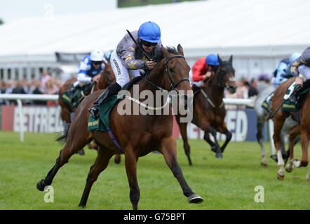 Angel Gabrial, monté par George Chaloner, remporte la plaque de Northumberland de John Smiths lors de la journée de la plaque de Northumberland de John Smith à l'hippodrome de Newcastle. Banque D'Images