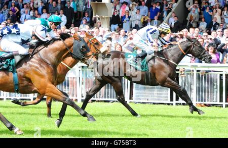 Line of Reason criblé par Leigh Roche (à droite) remporte le Handicap Paddy Power Scurry au cours du deuxième jour du Festival du Derby irlandais sans taxe de Dubaï à l'hippodrome de Curragh, Co Kildare, en Irlande. Banque D'Images