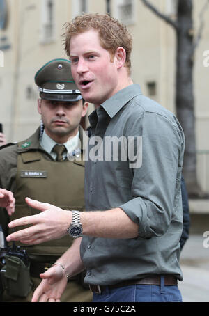 Le Prince Harry rencontre des membres du public à l'extérieur de la caserne de pompiers de Valparaiso, au Chili, au cours d'une visite pour rencontrer des pompiers. APPUYEZ SUR ASSOCIATION photo. Date de la photo: Samedi 28 juin 2014. Voir l'histoire de l'AP, ROYAL Harry. Le crédit photo devrait se lire: Chris Jackson/PA Wire Banque D'Images