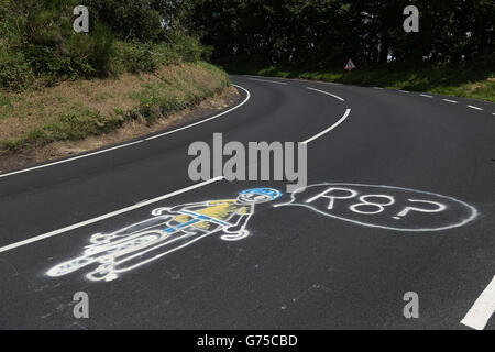 Cyclisme - Prévisualisations Tour de France - Premier jour.Les gens ont pulvérisé des messages sur la route de la Côte d'Oughtibridge section de la route sur la phase 2 du Tour de France. Banque D'Images