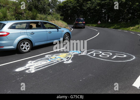 Cyclisme - Prévisualisations Tour de France - Premier jour.Les gens ont pulvérisé des messages sur la route de la Côte d'Oughtibridge section de la route sur la phase 2 du Tour de France. Banque D'Images