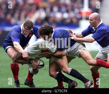 Jonny Wilkinson, en Angleterre, est pris par (de gauche à droite) Pieter de Villiers, Fabien Balthie et Gerald Merceron du Packon français lors de leur match des six Nations de Lloyds TSB au Stade de France à Paris, en France. Banque D'Images