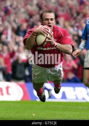 Andy Marinos, du pays de Galles, plonge pour marquer contre l'Italie lors de son match des six Nations de la Lloyds TSB au Millennium Stadium de Cardiff, au pays de Galles. Banque D'Images