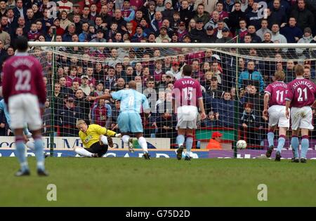 Paolo di Canio de West Ham a obtenu un score de pénalité contre Aston Villa, lors de leur match FA Barclaycard Premiership à Villa Park à Birmingham. Banque D'Images