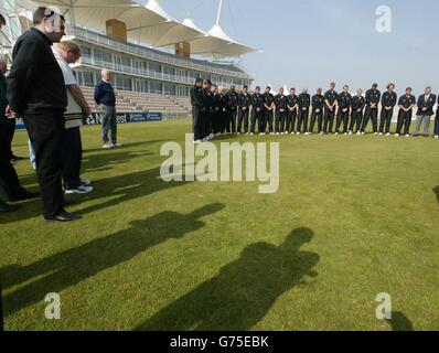 Les membres de l'équipe de cricket du Hampshire observent le silence de 2 minutes à la mémoire de la reine Elizabeth, la reine mère de Southampton lors de leur photocall annuel. Banque D'Images