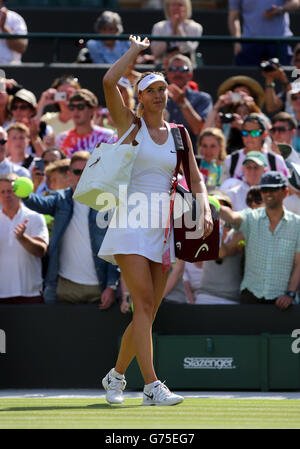 Maria Sharapova, de Russie, s'élangue devant la foule après avoir battu Samantha Murray, de Grande-Bretagne, lors du deuxième jour des championnats de Wimbledon au All England Lawn tennis and Croquet Club, Wimbledon. Banque D'Images