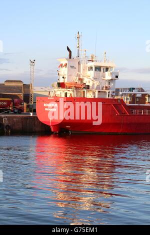 Stern de Reggedijk (Groningen) rouge cargo amarré au port d'Ayr, Ayr, Scotland Banque D'Images