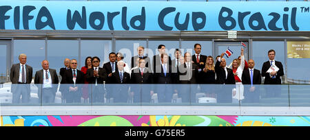 Football - coupe du monde de la FIFA 2014 - Groupe D - Costa Rica / Angleterre - Estadio Mineirao.Prince Harry (au centre) avec des officiels pendant la coupe du monde de la FIFA, le match du Groupe D à l'Estadio Mineirao, Belo Horizonte, Brésil. Banque D'Images