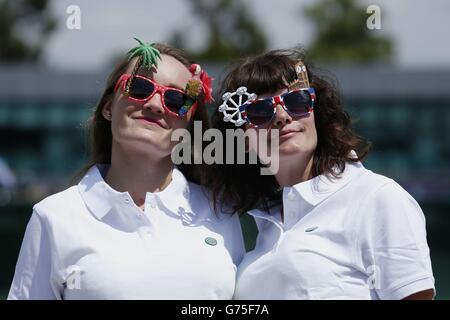 Les fans de tennis Michelle Dewar (à gauche) et Jenny Dray, de Londres, pendant le cinquième jour des championnats de Wimbledon au All England Lawn tennis and Croquet Club, Wimbledon. Banque D'Images