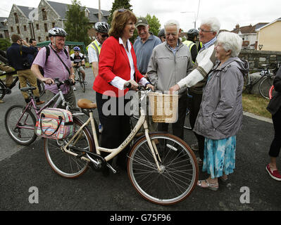 La ministre de la protection sociale, Joan Burton (au centre), à l'ouverture de la dernière étape de la voie verte de la région de Galway-Dublin à Castleknock, Dublin. Banque D'Images